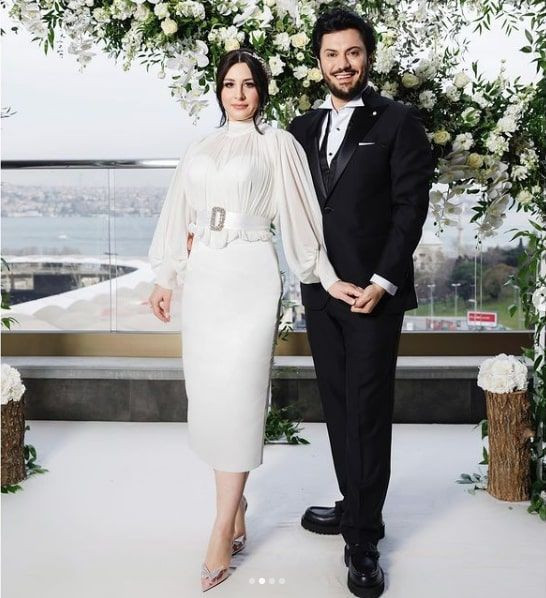 EDHO'nun eski oyuncusu komedyen Yasemin Sakallıoğlu Burak Yırtar'la evlendi! - Resim: 3