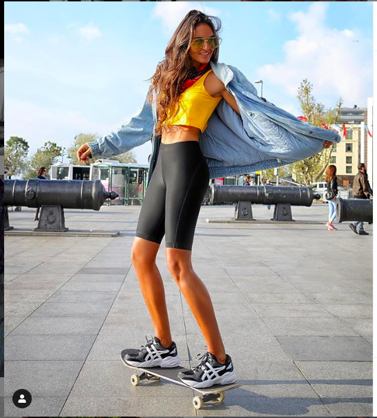 Eda Taşpınar iç çamaşır giymeden sokağa çıktı! Mahrem yerini  böyle kapattı - Resim: 2