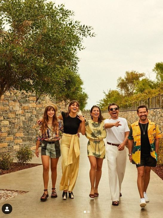 Hande Erçel ve Kenan Doğulu kardeşlerinden İnstagram'ı şaşırtan 'aile çekimi' - Resim: 2