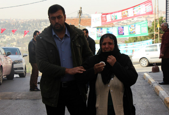 Beyoğlu'nda işlettikleri bakkalın önünde silahlı saldırıya uğradı - Resim: 0
