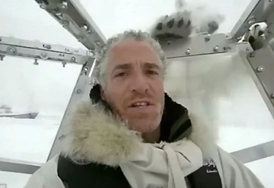 Vahşi yaşam kameramanı kendini kafese kapattı! Saniyeler sonrasında... - Resim: 1