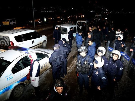 Üniversite karıştı! 3 kişi yaralandı - Resim: 4