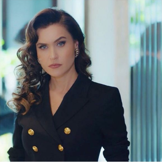 Derin yırtmaçlı elbisesi olay Yasak Elma'nın Ender'i Şevval Sam dekoltesiyle büyüledi - Resim: 1