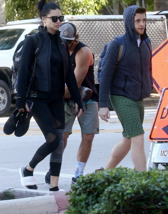 Bu ne hal Adriana! Terlikleri dikkat çekti - Resim: 1