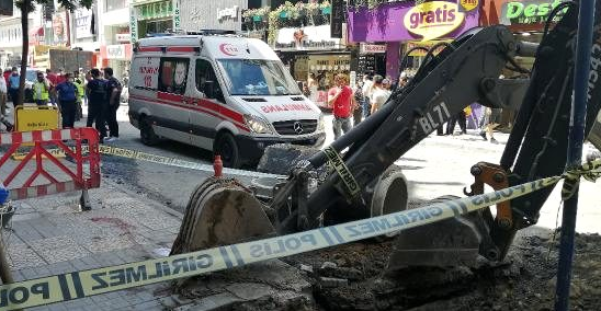 Kepçe altında kalan talihsiz işçi feci şekilde can verdi - Resim: 0