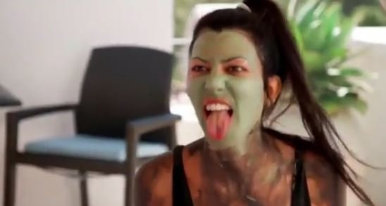 Kourtney Kardashian ve Kendall Jenner çamur banyosunda çare buldu! - Resim: 2