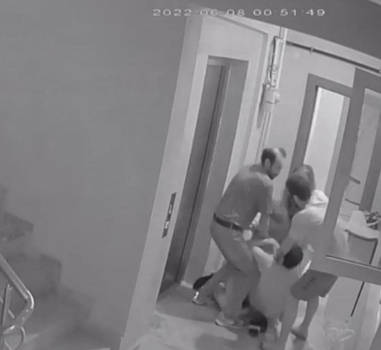 Hamile eşinin parmakları kırıldı, kendisi yumruklandı! Komşu kavgası üzücü sonlandı - Resim: 2