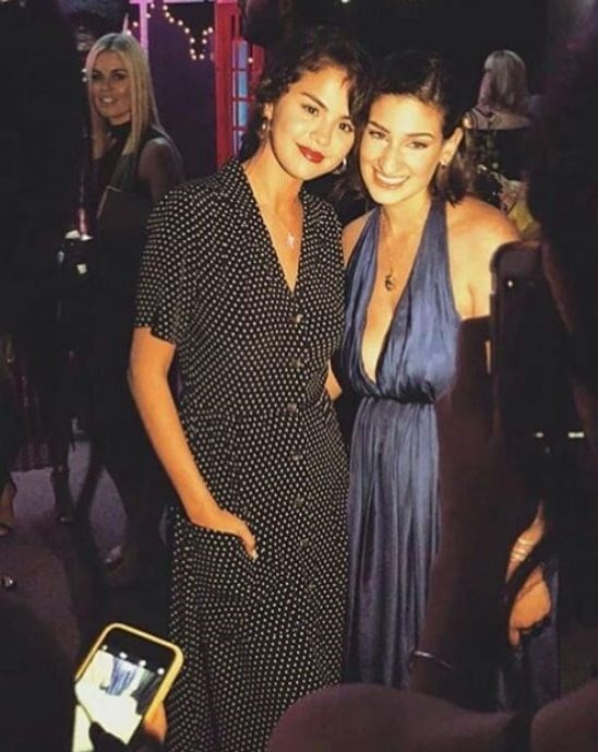 Selena Gomez'den kanser hastası çocuklara anlamlı ziyaret - Resim: 2