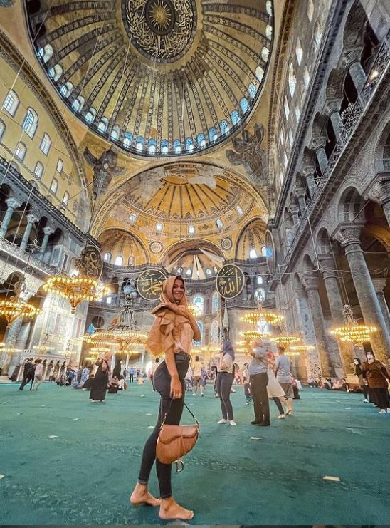 Can Yaman İtalyan sevgilisi Diletta Loetta'yı aileye soktu... Ayasofya'ya götürdü, İstanbul'u gezdirdi - Resim: 2