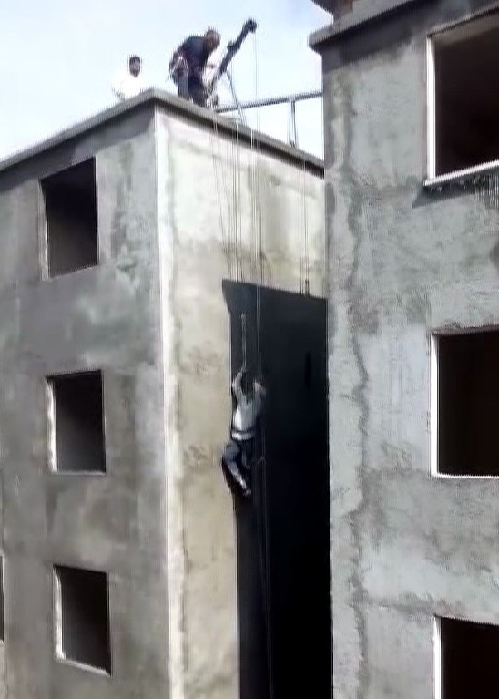 Korku dolu anlar! İskele yere düştü, işçi havada kaldı - Resim: 1