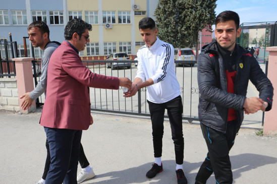 Tokat'ta muhtar Corona virüse karşı gençleri uyardı kolonya hizmeti yaptı - Resim: 0