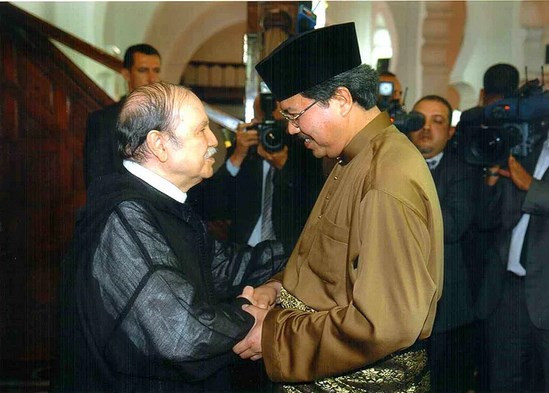 Böyle selamlaşma şekli görmediniz - Resim: 2