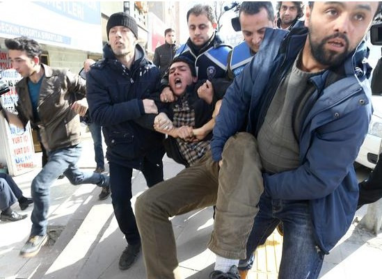  Berkin Elvan protestosuna sert müdahale - Resim: 4