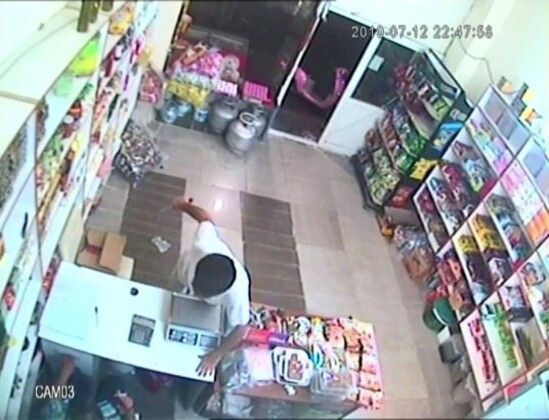 Adana'da bıçak çekerek tehdit ettiği bakkalın 350 lirasını gasp etti! - Resim: 1