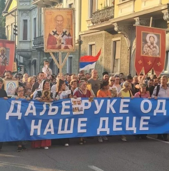 Tehlikeli silahlanma çağrısı! LGBT'ye karşı ayakladılar: Çocuklarımızdan ellerinizi çekin - Resim: 0