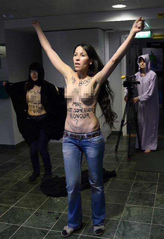 Femen çıldırdı! Camide soyundular! - Resim: 2