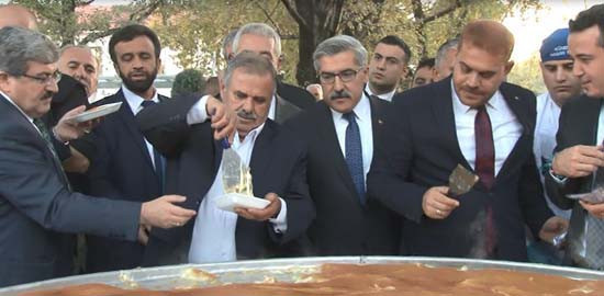 Meclis bahçesinde pişirilen 2 bin 500 kişilik künefe 1 saatte tükendi  - Resim: 3