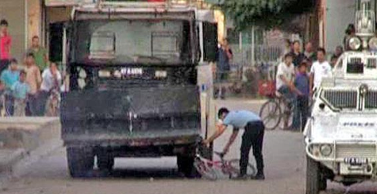 Polis hıncını bisikletten böyle aldı - Resim: 1