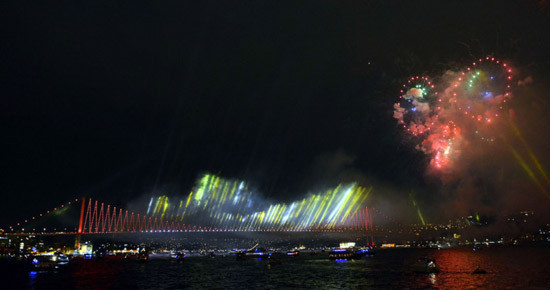 İstanbul Boğazı'nda muhteşem gösteri! - Resim: 2