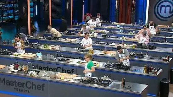 MasterChef'te büyük hata! Yarışmacı o hareketi yapınca Somer Şef ağzını açtı! - Resim: 4
