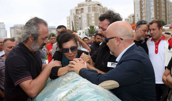 Senarist Açıkgöz toprağa verildi - Resim: 3