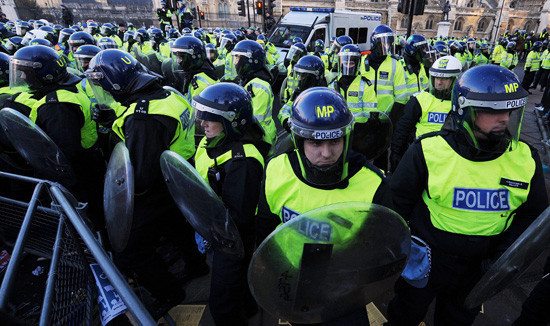 İngiltere'de öğrenciler ayağa kalktı! - Resim: 4