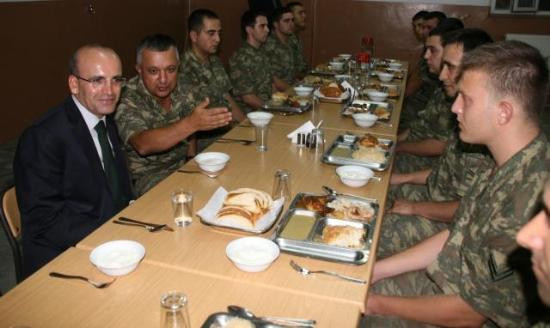 Çatışmadan dönen askerlerle iftar yaptı - Resim: 2