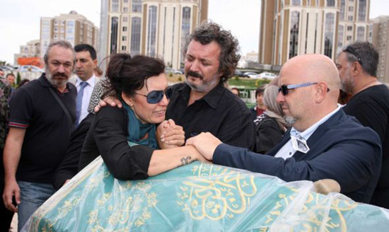 Senarist Açıkgöz toprağa verildi - Resim: 1