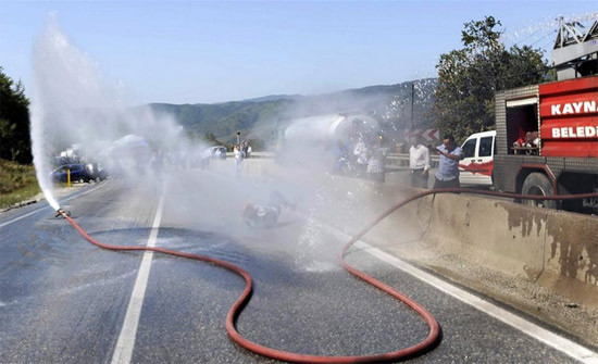 İtfaiye erini yerlerde sürükledi! - Resim: 4