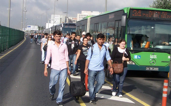 50 Metrobüs arka arkaya dizildi - Resim: 1