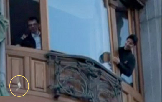 Paraları uçak yapıp camdan attı - Resim: 1