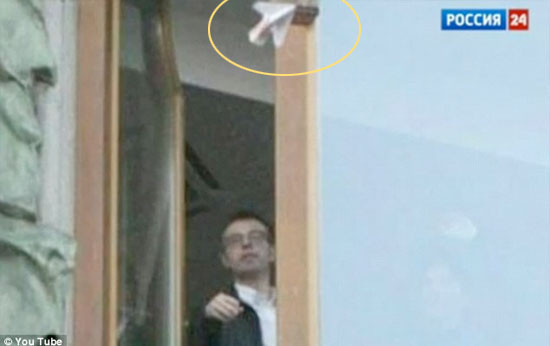 Paraları uçak yapıp camdan attı - Resim: 2