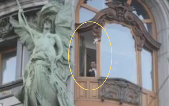 Paraları uçak yapıp camdan attı - Resim: 3