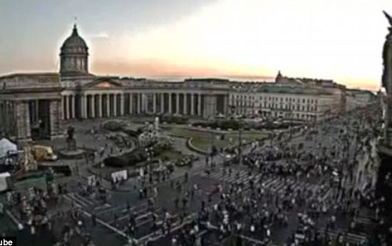 Paraları uçak yapıp camdan attı - Resim: 4
