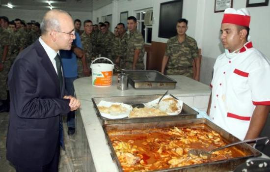 Çatışmadan dönen askerlerle iftar yaptı - Resim: 1