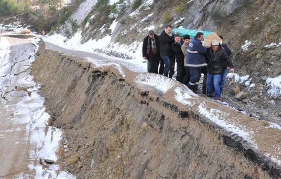 Heyelan yolu bu hale getirdi - Resim: 3