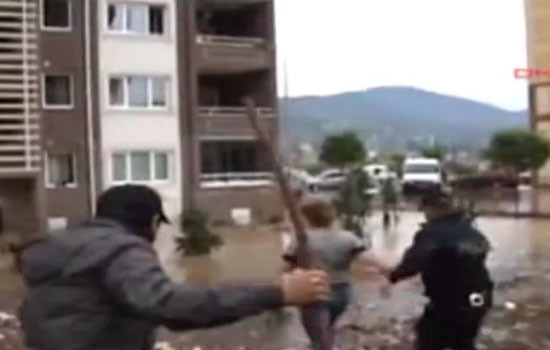 Bir annenin ölüme koştuğu an! - Resim: 3