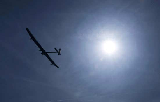 Bu uçak güneşle uçuyor - Resim: 1