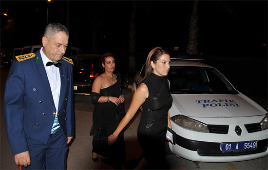 Komutanlar arka kapıdan terketti - Resim: 3