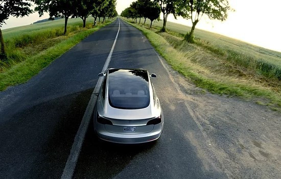 Tesla'nın beklenen otomobili çıktı! - Resim: 4