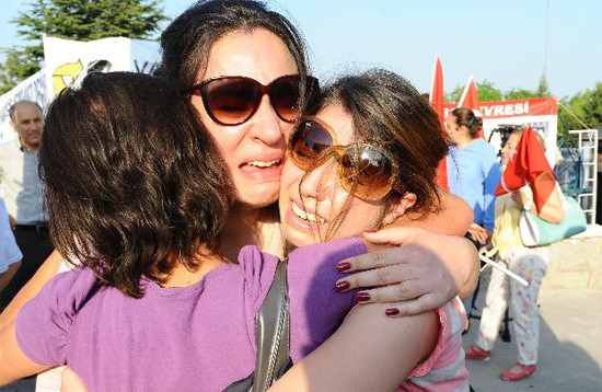 AYM önünde büyük sevinç! - Resim: 3