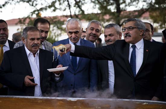 Meclis bahçesinde pişirilen 2 bin 500 kişilik künefe 1 saatte tükendi  - Resim: 4