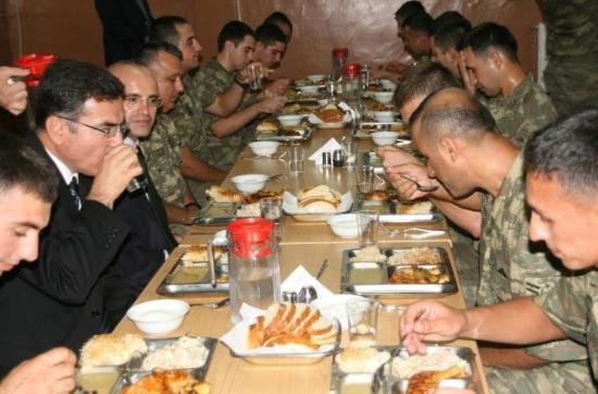 Çatışmadan dönen askerlerle iftar yaptı - Resim: 4