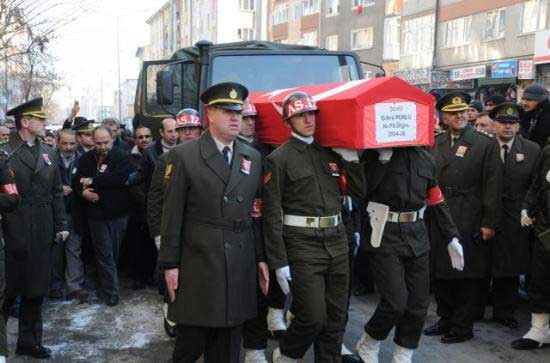 Şehit cenazesinde korkutan kaza - Resim: 2