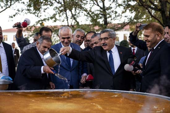 Meclis bahçesinde pişirilen 2 bin 500 kişilik künefe 1 saatte tükendi  - Resim: 2