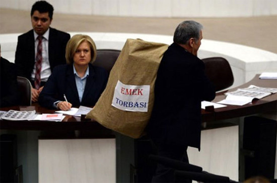 CHP'li Çelebi Meclis'e çuvalla geldi - Resim: 3