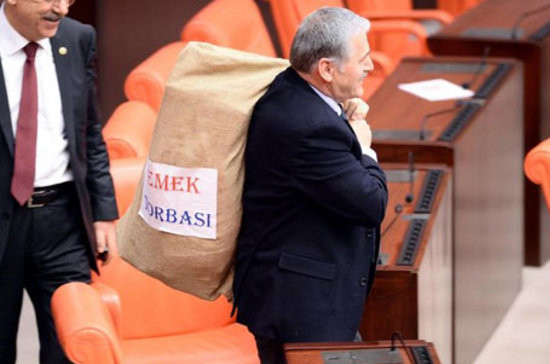 CHP'li Çelebi Meclis'e çuvalla geldi - Resim: 4