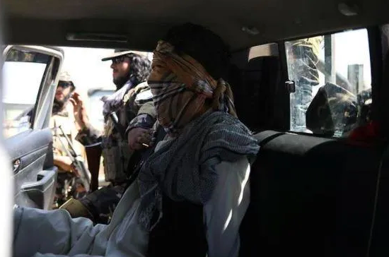 Afganistan'da dehşet fotoğraflar! Kadınlar kanlar içinde kaldı! DAEŞ militanı gözleri bağlı getirildi - Resim: 4