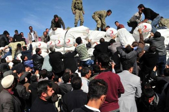 Yardım dağıtımında zor anlar - Resim: 1