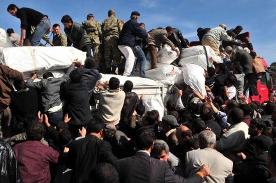 Yardım dağıtımında zor anlar - Resim: 2